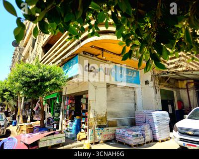 Le Caire, Egypte, 3 septembre 2025 : rue Faggala, un quartier du Caire, Egypte près de la place Ramesis, l'un des plus anciens quartiers de la ville, un important Banque D'Images