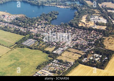 Vue aérienne de la ville et de la campagne. Paysage urbain et rural avec maisons, champs et nature. Quartier résidentiel vu d'en haut. Contraste de l'architecture. Banque D'Images