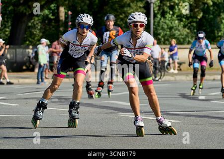 Berlin, Allemagne. 20 septembre 2025. Les patineurs de marathon passent la colonne de la victoire. Crédit : Michael UKAS/dpa/Alamy Live News Banque D'Images