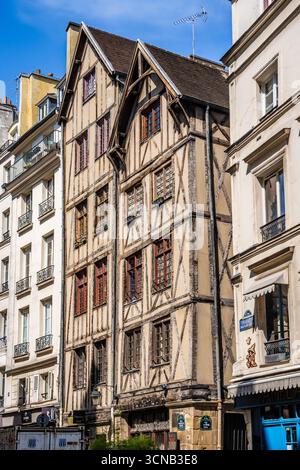 Maisons à colombages sur la rue François Miron, parmi les plus anciennes de Paris, monument architectural médiéval dans le quartier historique du Marais, Paris, France Banque D'Images