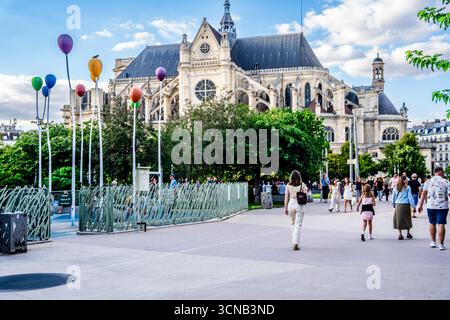 Vue sur le jardin de la place carrée avec l'église Saint Eustache de style gothique en arrière-plan, situé dans les Halles, Paris, France Banque D'Images