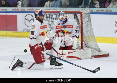 Salzbourg, Allemagne. 19 septembre 2025. Win2day ICE Hockey League 3. Runde EC Red Bull Salzburg - EC IDM Waermepumpen VSV AM 19.09.2025 in der Eisarena in Salzburg Devante Stephens ( Salzbourg ), vorne - David Kickert ( Salzbourg ), hinten Foto : Revierfoto crédit : ddp Media GmbH/Alamy Live News Banque D'Images