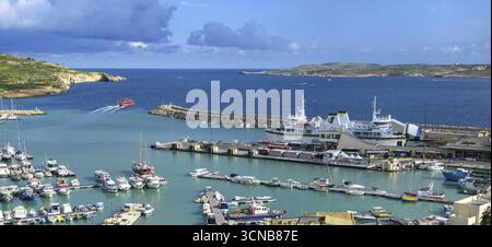 Vue sur le bassin du port de Gozo Mgarr Harbour avec de petits bateaux yachts yachts, au milieu de la jetée photo pour les ferries de l'île de la Valette mal Banque D'Images