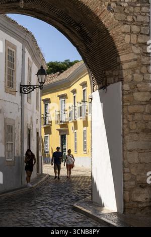 Faro, Old Town Lane, R. do Repouso, Arco do Repouso City Gate, Algarve, Portugal Banque D'Images