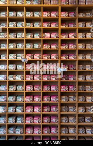 Comur sardines et autres produits de poisson en conserve, souvenir populaire du Portugal, magasin phare, à la ferme, Algarve, Portugal Banque D'Images