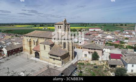 Drone vue de l'église San Cornelio y San Cipriano et centre du village à San Cebrian de Campos Banque D'Images