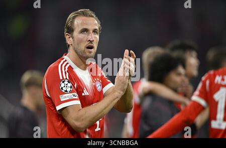 Harry Kane FC Bayern Munich FCB (09) remercie les fans après le match, Ligue des Champions, Allianz Arena, Munich, Bayern, Allemagne Banque D'Images