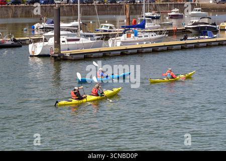 Dartmouth, Devon, Angleterre, Royaume-Uni - 24 avril 2025 : groupe de personnes faisant du kayak sur la rivière Dart Banque D'Images