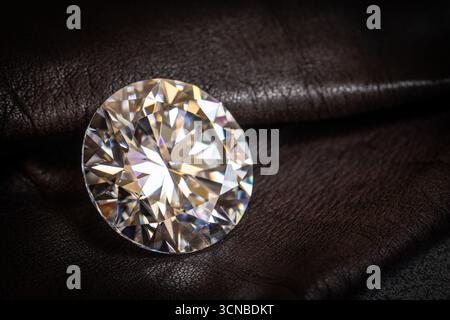 Grosse pierre précieuse au diamant de carat sur cuir brun Banque D'Images