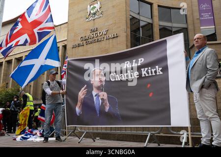 Glasgow, Écosse, Royaume-Uni. 20 septembre 2025. Des manifestants anti-immigration ont organisé un rassemblement de l'unité organisé par l'animateur du podcast de droite Bring the Noise. Stand Up to Racism Scotland a mené une contre-manifestation avec le soutien de divers groupes, dont Stop the War Scotland, Glasgow Trades Council, Health Workers for Palestine et Women Against the extrême-droite Scotland. (Crédit image : © Cameron Scott/ZUMA Press Wire) USAGE ÉDITORIAL SEULEMENT ! Non destiné à UN USAGE commercial ! Crédit : ZUMA Press, Inc/Alamy Live News Banque D'Images