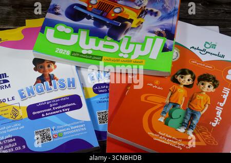 Le Caire, Egypte, 4 septembre 2025 : pile de livres éducatifs utilisés par les écoliers égyptiens, apprentissage, enseignement, livre éducatif concept soit numéro Banque D'Images
