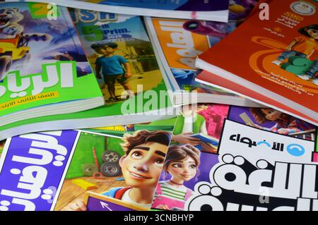 Le Caire, Egypte, 4 septembre 2025 : pile de livres éducatifs utilisés par les écoliers égyptiens, apprentissage, enseignement, livre éducatif concept soit numéro Banque D'Images