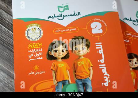 Le Caire, Égypte, 4 septembre 2025 : établissement correct de la langue arabe, livres éducatifs utilisés par les écoliers égyptiens, apprentissage, enseignement de la confection Banque D'Images