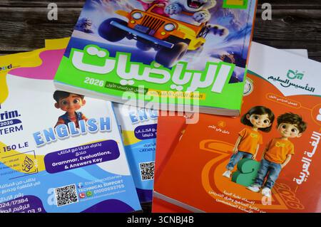 Le Caire, Egypte, 4 septembre 2025 : pile de livres éducatifs utilisés par les écoliers égyptiens, apprentissage, enseignement, livre éducatif concept soit numéro Banque D'Images