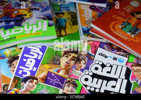 Le Caire, Egypte, 4 septembre 2025 : pile de livres éducatifs utilisés par les écoliers égyptiens, apprentissage, enseignement, livre éducatif concept soit numéro Banque D'Images