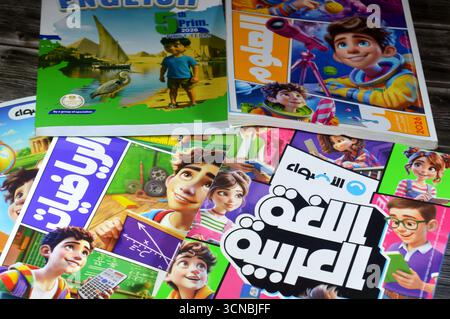 Le Caire, Egypte, 4 septembre 2025 : pile de livres éducatifs utilisés par les écoliers égyptiens, apprentissage, enseignement, livre éducatif concept soit numéro Banque D'Images