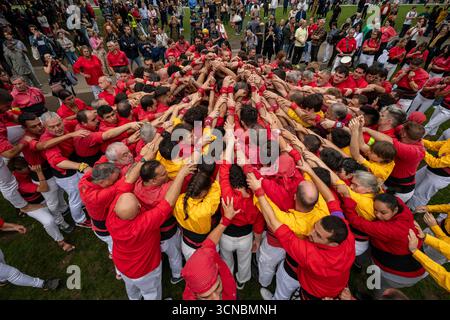 Londres, Royaume-Uni. 20 septembre 2025. Les membres de Castellers of London et de la London Catalan School construisent des Castells, des « tours humaines », dans le Potters Fields Park près de Tower Bridge pour célébrer leur dixième anniversaire commun. Ils sont également rejoints par Mannekes de Bruxelles de Belgique et la célèbre Colla Joves Xiquets de Valls d'Espagne. Le bâtiment de Castells remonte à plus de 200 ans, avec Castellers of London jouant et promouvant cette tradition catalane à Londres depuis 2015. Credit : Stephen Chung / Alamy Live News Banque D'Images