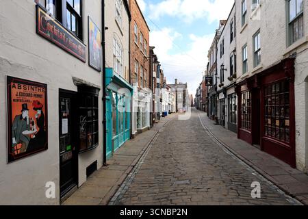Vue le long de Church Street, Whitby Town, North Yorkshire Coast, Angleterre, Royaume-Uni Banque D'Images