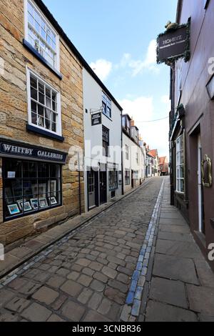 Vue le long de Church Street, Whitby Town, North Yorkshire Coast, Angleterre, Royaume-Uni Banque D'Images
