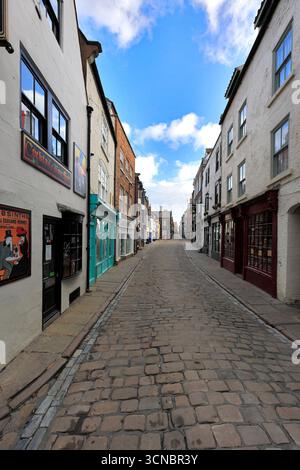 Vue le long de Church Street, Whitby Town, North Yorkshire Coast, Angleterre, Royaume-Uni Banque D'Images