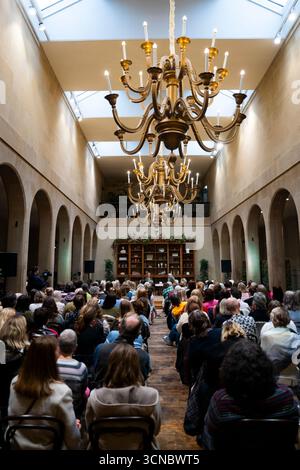 USAGE ÉDITORIAL EXCLUSIF le journaliste Jojo Moyes et l'auteure Jilly Cooper au Queen's Reading Room Festival, un événement littéraire célébrant le pouvoir et les bienfaits de la lecture, organisé à Chatsworth dans le Derbyshire, avec des projections de cinéma en plein air, des spectacles de poésie et des signatures de livres exclusives. Date de la photo : samedi 20 septembre 2025. Banque D'Images