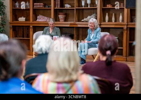 USAGE ÉDITORIAL EXCLUSIF le journaliste Jojo Moyes et l'auteure Jilly Cooper au Queen's Reading Room Festival, un événement littéraire célébrant le pouvoir et les bienfaits de la lecture, organisé à Chatsworth dans le Derbyshire, avec des projections de cinéma en plein air, des spectacles de poésie et des signatures de livres exclusives. Date de la photo : samedi 20 septembre 2025. Banque D'Images