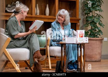 USAGE ÉDITORIAL EXCLUSIF le journaliste Jojo Moyes et l'auteure Jilly Cooper au Queen's Reading Room Festival, un événement littéraire célébrant le pouvoir et les bienfaits de la lecture, organisé à Chatsworth dans le Derbyshire, avec des projections de cinéma en plein air, des spectacles de poésie et des signatures de livres exclusives. Date de la photo : samedi 20 septembre 2025. Banque D'Images