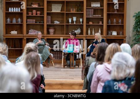 À USAGE ÉDITORIAL EXCLUSIF le journaliste Jojo Moyes, PDG de la Queen's Reading Room Vicki Perrin, et la romancière Helen Fielding au Queen's Reading Room Festival, un événement littéraire célébrant le pouvoir et les bienfaits de la lecture, organisé à Chatsworth dans le Derbyshire, avec des projections de cinéma en plein air, des performances de poésie et des signatures de livres exclusives. Date de la photo : samedi 20 septembre 2025. Banque D'Images