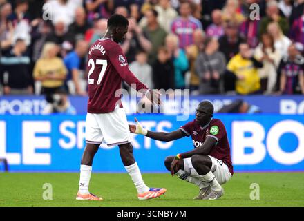El Hadji Malick Diouf de West Ham United (à droite) est consolé par son coéquipier Soungoutou Magassa après sa défaite en premier League match au London Stadium. Date de la photo : samedi 20 septembre 2025. Banque D'Images