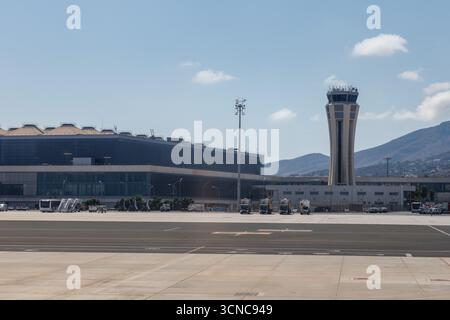 17 septembre 2025, Espagne, Málaga : vue générale de l'aéroport de Malaga Costa del sol (Aeropuerto de Málaga-Costa del sol, AGP) à Malaga (province de Malaga, Andalousie, Espagne). Le tablier de l'aéroport peut être vu au premier plan. La tour sur le terrain de l'aéroport peut être vue au centre de l'image. (aviation, image symbole, photo symbole, illustration, photo symbolique, photo illustrative, image thème, image générale, photo thème) photo : Matthias Balk/dpa Banque D'Images