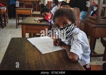 Enfants autochtones de Papouasie portant des masques étudiant en classe Banque D'Images