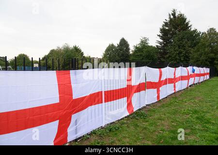 Londres, Royaume-Uni. 20 septembre 2025. Les drapeaux de St George sont affichés dans la région de West Drayton en réponse aux hôtels locaux hébergeant des migrants et des demandeurs d'asile. Des manifestants ont pris part à une manifestation devant l'hôtel Crowne Plaza. Crédit photo : Ray Tang crédit : Raymond Tang/Alamy Live News Banque D'Images