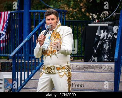 Cliff Castle, célèbre artiste hommage à Elvis, se produisant en direct au kiosque Oaklands Bandstand à Hythe, Kent Banque D'Images