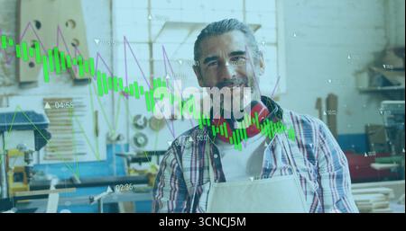 Menuisier barbu debout portant un tablier et des protections auditives en atelier, avec des superpositions graphiques Banque D'Images