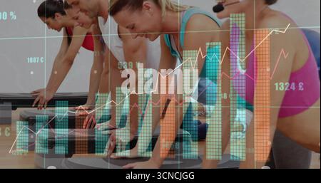 Exécution des participants en planche de vêtements d'activité dans un studio de fitness avec des marches, des tapis et des graphiques de données Banque D'Images