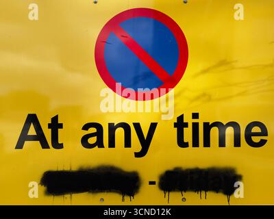 Panneau jaune sans stationnement indiquant des restrictions en tout temps au Royaume-Uni Banque D'Images