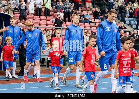 Hvidovre, Danemark. 20 septembre 2025. Les joueurs de Hvidovre IF entrent sur le terrain pour le match de Betinia Liga entre Hvidovre IF et Hilleroed à la Pro ventilation Arena de Hvidovre. Crédit : Gonzales photo/Alamy Live News Banque D'Images