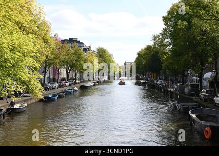 Amsterdam est la capitale des pays-Bas, célèbre pour ses canaux du XVIIe siècle, ses maisons étroites à pignon et son riche patrimoine artistique, dont le musée Van Gogh et le Rijksmuseum. En tant que plaque tournante pour les sites historiques comme la maison d'Anne Frank et les attitudes modernes et libérales, il est également reconnu pour sa culture adaptée aux vélos, ses quartiers variés et ses nombreuses attractions culturelles. Banque D'Images