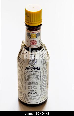Tbilissi, Géorgie - 17 juin 2025 : bouteille fermée d'amers aromatiques Angostura produite par House of Angostura à Trinité-et-Tobago sur table en bois Banque D'Images