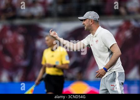 Leipzig, Allemagne. 20 septembre 2025. OLE Werner (formateur RB Leipzig) gestikuliert 1. Fu?ball Bundesliga, RB Leipzig - 1. FC K?ln, Leipzig, Red Bull Arena AM 20.09.2025 LA RÉGLEMENTATION DFL INTERDIT TOUTE UTILISATION DE PHOTOGRAPHIES COMME SÉQUENCES D'IMAGES ET/OU QUASI-VIDÉO. Crédit : dpa/Alamy Live News Banque D'Images