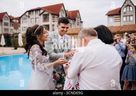 pain de mariage avec des queues de porc tordues et des décorations Banque D'Images