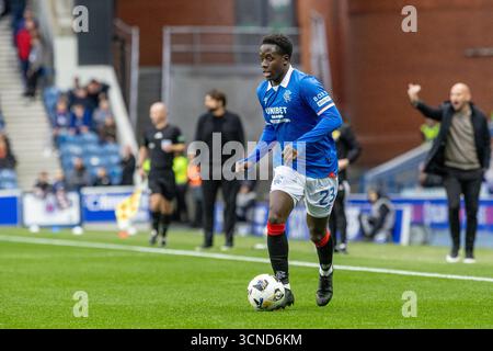 Glasgow, Royaume-Uni. 20 septembre 2025. Le Rangers FC joue l'Hibernian FC au stade Ibrox de Glasgow, en Écosse, lors d'un match de la premier Sports Cup. Le score final était Rangers 2 - 0 Hibernian. Djeidi Gassama (R23) courant avec le ballon. Crédit : Findlay/Alamy Live News Banque D'Images