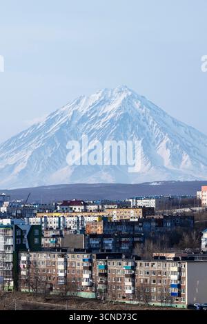 Petropavlovsk-Kamtchatsky ville avec Koryakskaya sopka au printemps matin, Kamtchatka Krai, Russie Banque D'Images