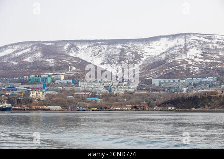 Vue de la ville de Petropavlovsk-Kamtchatsky depuis la baie d'Avacha de l'océan Pacifique le jour de printemps, Kamtchatka Krai, Russie Banque D'Images