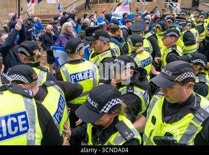 Glasgow, Royaume-Uni. 20 septembre 2025. Les manifestants de droite se sont rassemblés à l’étape de Buchanan pour organiser leur rassemblement de l’unité « assez, c’est assez » pour protester contre les demandeurs d’asile, mais ont été significativement dépassés en nombre par la contre-protestation contre le racisme. Crédit : Richard Gass/Alamy Live News Banque D'Images
