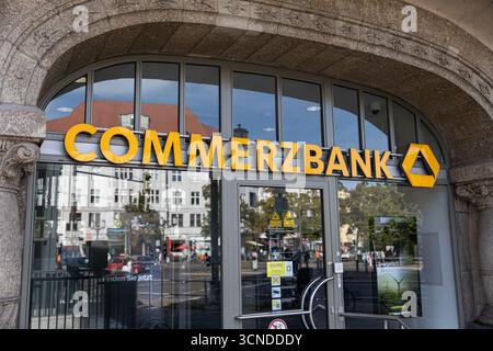 Berlin, Berlin, Allemagne. 20 septembre 2025. Une succursale de la Commerzbank est vue dans le quartier de Charlottenburg à Berlin, en Allemagne, le 20 septembre 2025. (Crédit image : © Michael Kuenne/PRESSCOV via ZUMA Press Wire) USAGE ÉDITORIAL SEULEMENT ! Non destiné à UN USAGE commercial ! Banque D'Images