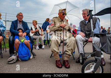 Nimègue, pays-Bas. 20 septembre 2025. Deux vétérans de la seconde Guerre mondiale discutent avant le début de l'événement. Au mémorial de Waal Crossing, une cérémonie solennelle a eu lieu pour commémorer la traversée héroïque de la rivière Waal par des soldats américains de la 82e division aéroportée, lors de l’opération Market Garden, il y a maintenant 81 ans. La cérémonie comptait sur la présence de parachutistes de la 82e division aéroportée des États-Unis et d’anciens combattants. Malgré l'échec de l'opération Market Garden, les Américains et les Britanniques parviennent à libérer Nimègue, la plus ancienne ville des pays-Bas, après de violents combats. Crédit : DONC Banque D'Images