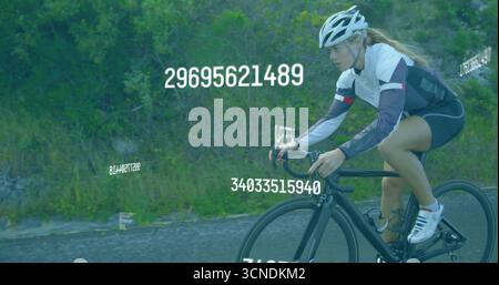 Cycliste d'équitation portant un casque sur le vélo de route le long de la voie de campagne, recouvrement numérique, espace de copie Banque D'Images