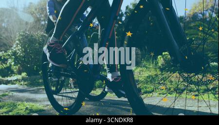 Pédalez les jambes de vos amis à travers le sentier du parc, avec vélos, leggings, superposition en étoile dorée Banque D'Images