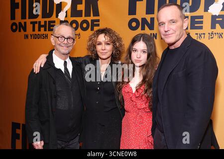 NEW YORK, NY- 21 FÉVRIER : Joel Grey, Jennifer Grey, Stella Gregg et Clark Gregg arrivent pour l'ouverture de Fiddler on the Roof en yiddish au Stage 42 Theatre le 21 février 2019 à New York. Crédit : Joseph Marzullo/MediaPunch Banque D'Images